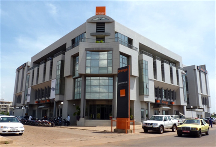 Petit à petit les dirigeants d’Orange Mali qui se croyaient en terrain conquis au Mali commencent à revenir sur terre. Après une première saisie suivie d’une main- levée pour avoir soldé les arrièrés du mois de janvier, Secure K, face à l’entêtement du directeur général d’Orange Mali vient de procéder ce lundi à une seconde saisie record sur tous les 14 comptes de la société de téléphonie plus les actions d’Orange Mali chez Orange Finance.