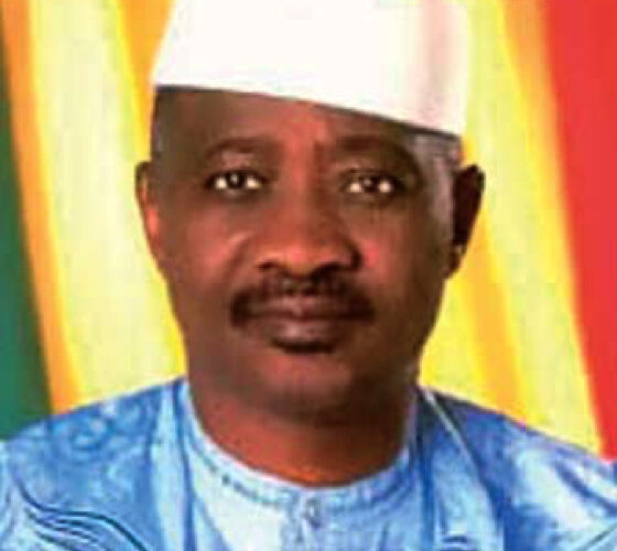 ON croyait avoir tourné la page. On croyait même l’avoir mal lue, cette décennie d’ATT, avec le narratif que ses plus grands détracteurs veulent des compromissions, des trafics au Nord, ses notables trop puissants, ses militaires trop faibles. Et pourtant, à chaque crise, à chaque pénurie, à chaque chaos, un nom revient, presque instinctivement : ATT. Non pas comme une nostalgie politique, mais comme une référence morale.